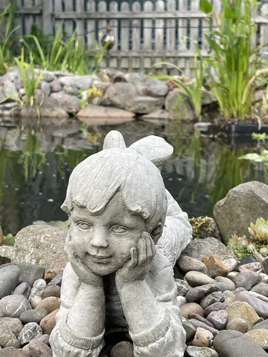 Gartenfigur am Teich