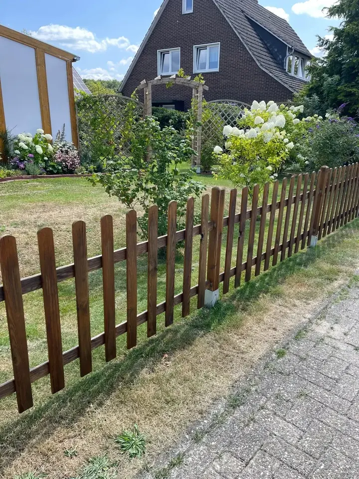 Der Zaun ist fertig gestrichen